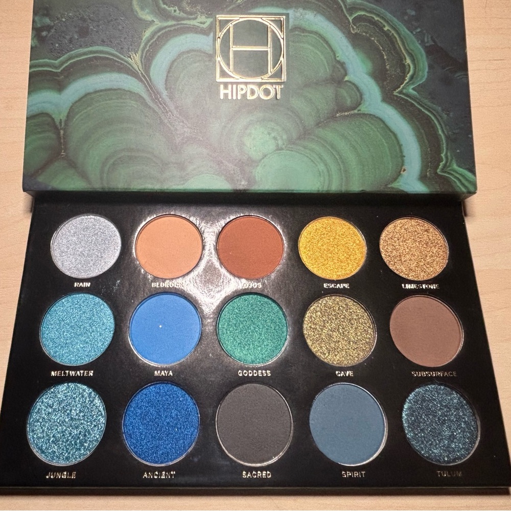 HIPDOT Cenote eyeshadow palettee